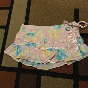 Pink vintage mini skirt with floral pattern and ruffles mini.